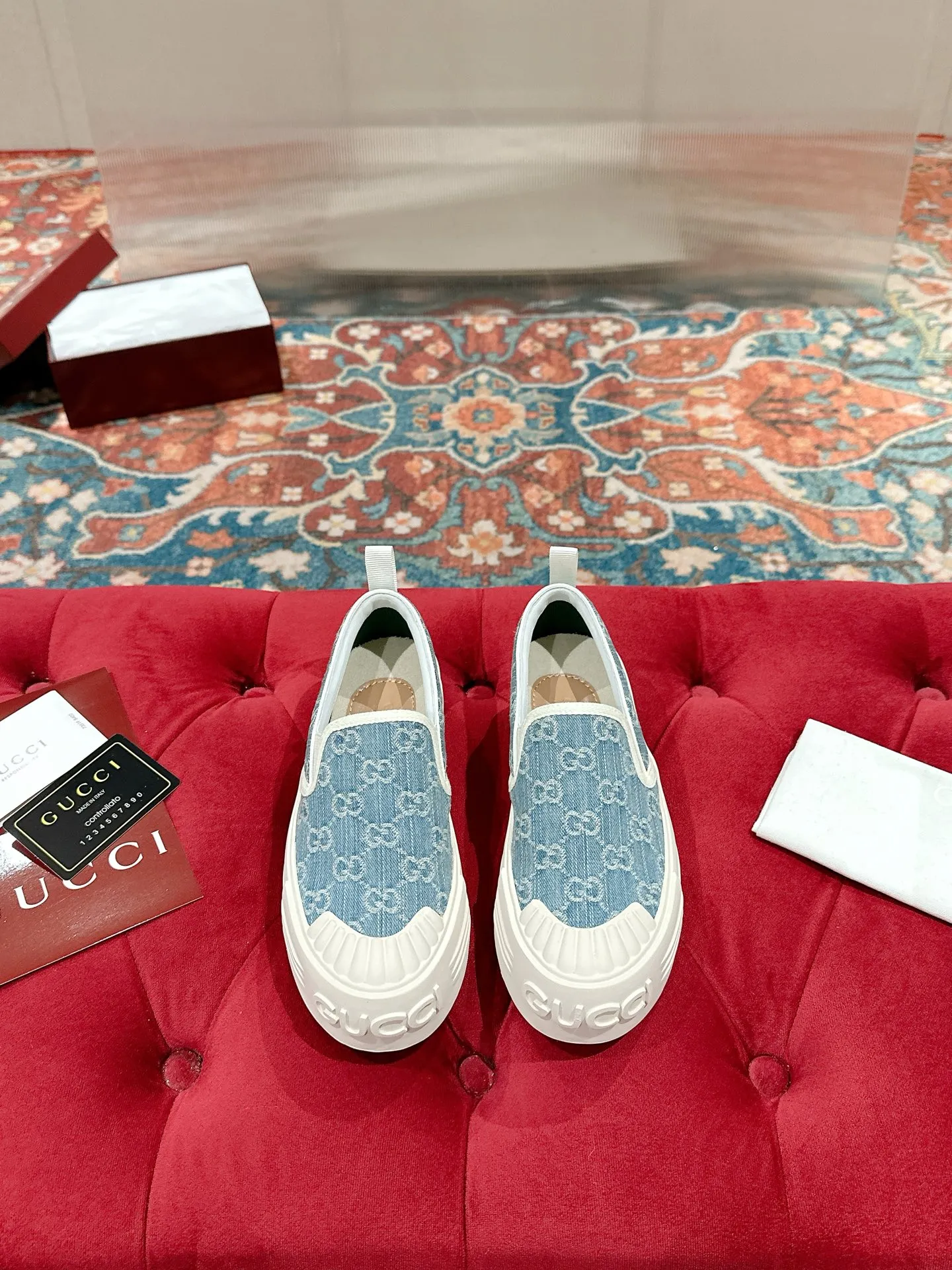 👟👟Ex-factory price 520👟👟 Women's models are new🆕 Arrival Gucci tennis 1977 classic Loft series canvas shoes... 2025 hot recommended model, G+1977×Disney cooperation series... GG canvas is made of finished products and incorporates brand elements. The retro style is rich, the classics and feelings are perfect for recall! Each color fabric developed by the original version is customized by the original version, and we pursue the ultimate in large-scale products! Market-level top version ⚠ Fabric: Customized GG cloth electric embroidery/5D washed distressed canvas Lining: Customized terry cloth lining (the feet are fitted and cannot be disassembled) Outsole: Original molded TPU two-color outsole Size: 35-40 (41 customized)